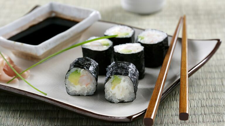 Foto de les maki à l’avocat et aux crevettes