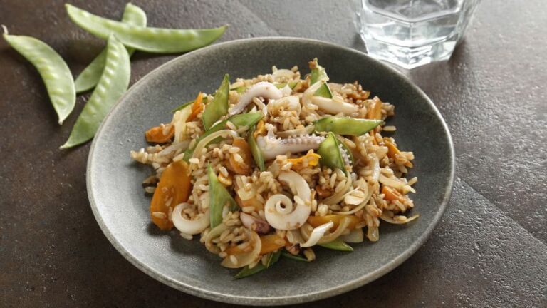 Foto de Riz complet aux légumes et au calamar