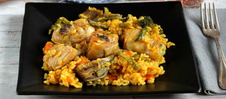 Foto de الأرز بالخضروات الطازجة والدجاج