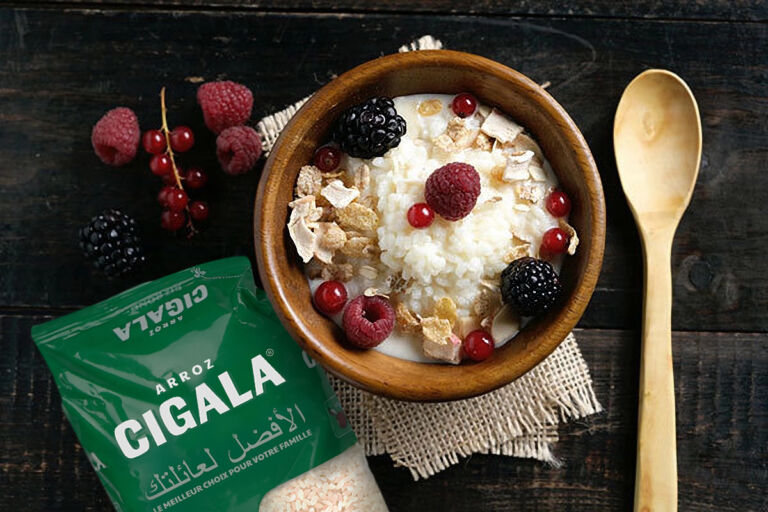 Foto de Riz au lait d’avoine, de muesli et de fruits rouges