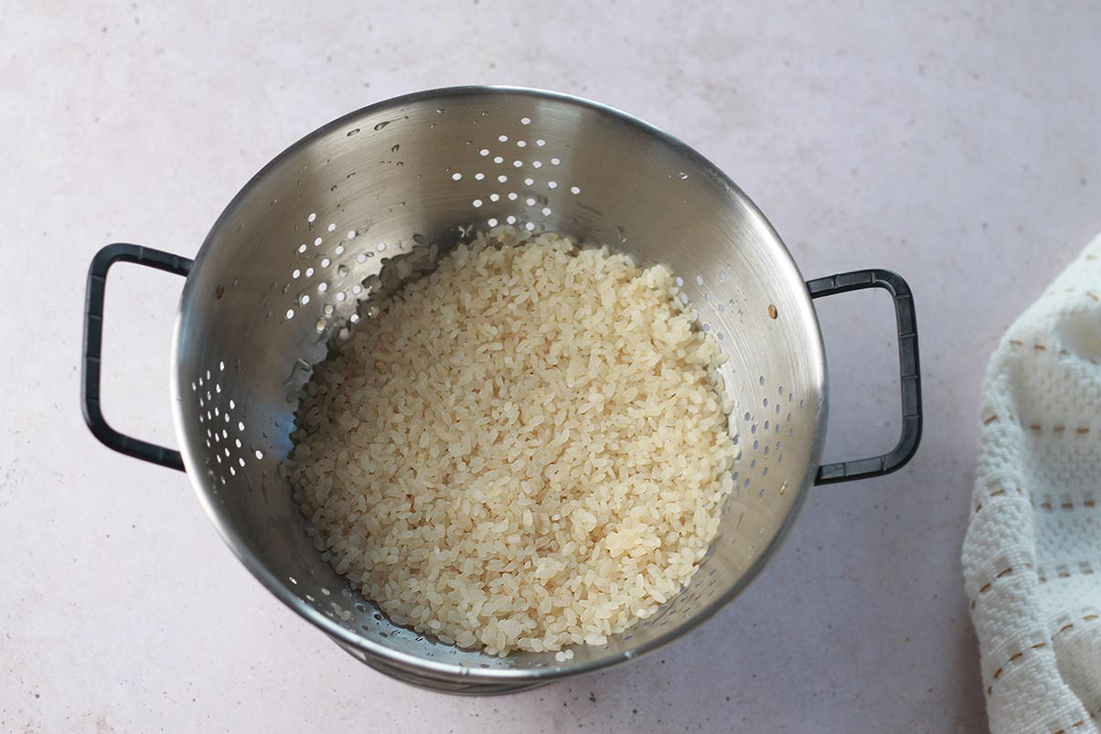 Recette de riz au lait étape 2 ajouter dans une casserole le lait, le sucre, une cuillère à soupe de vanille et le zeste de citron