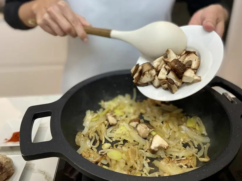 Recette paella mixte. Étape 1 : Faire bouillir de l’eau 