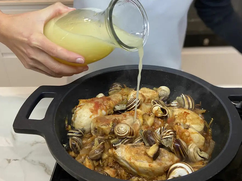 Recette paella mixte. Étape 1 : Faire bouillir de l’eau 