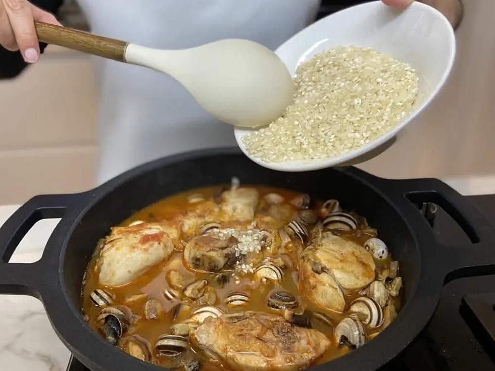 Recette paella mixte. Étape 1 : Faire bouillir de l’eau 