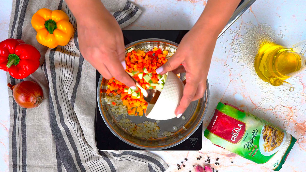 Risotto lait de coco préparation des légumes faire revenir les légumes