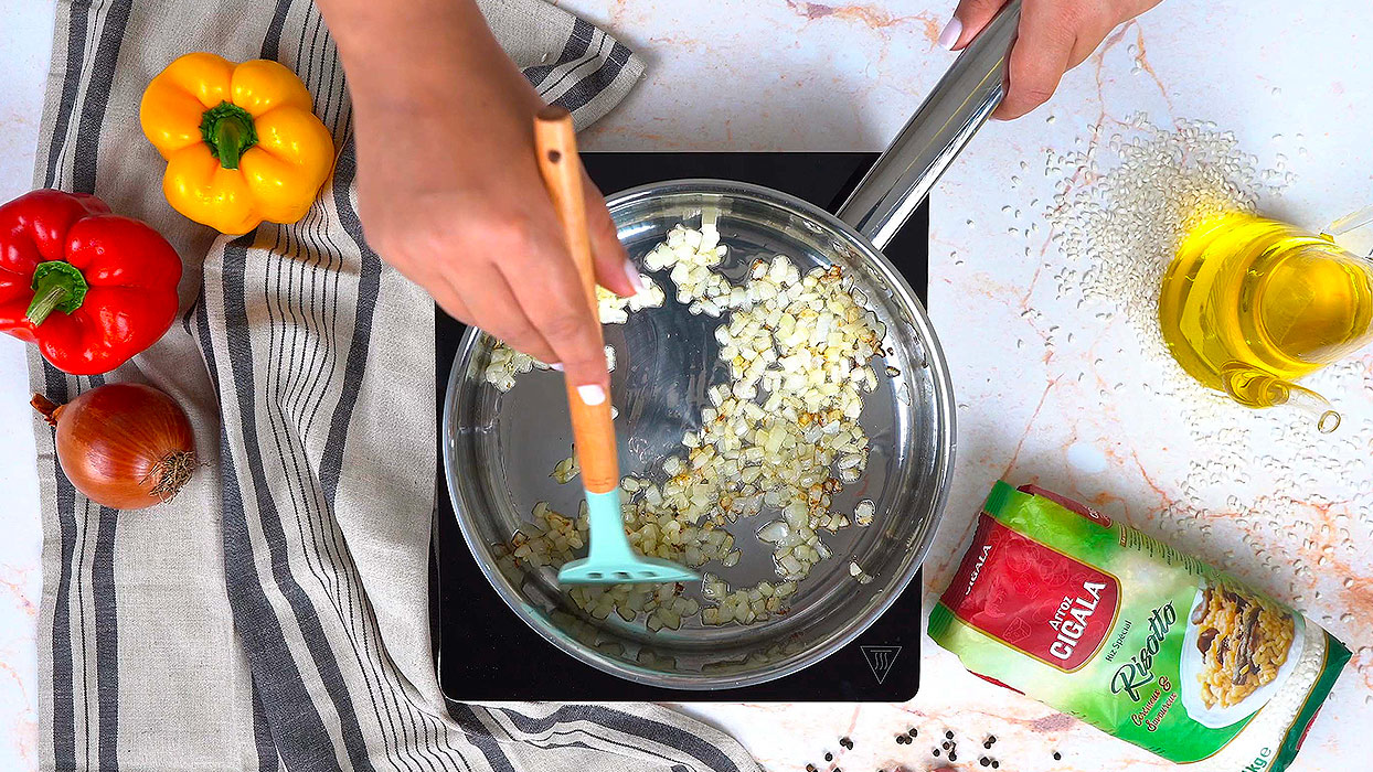 Risotto lait de coco préparation des légumes faire revenir les oignions et l'ail