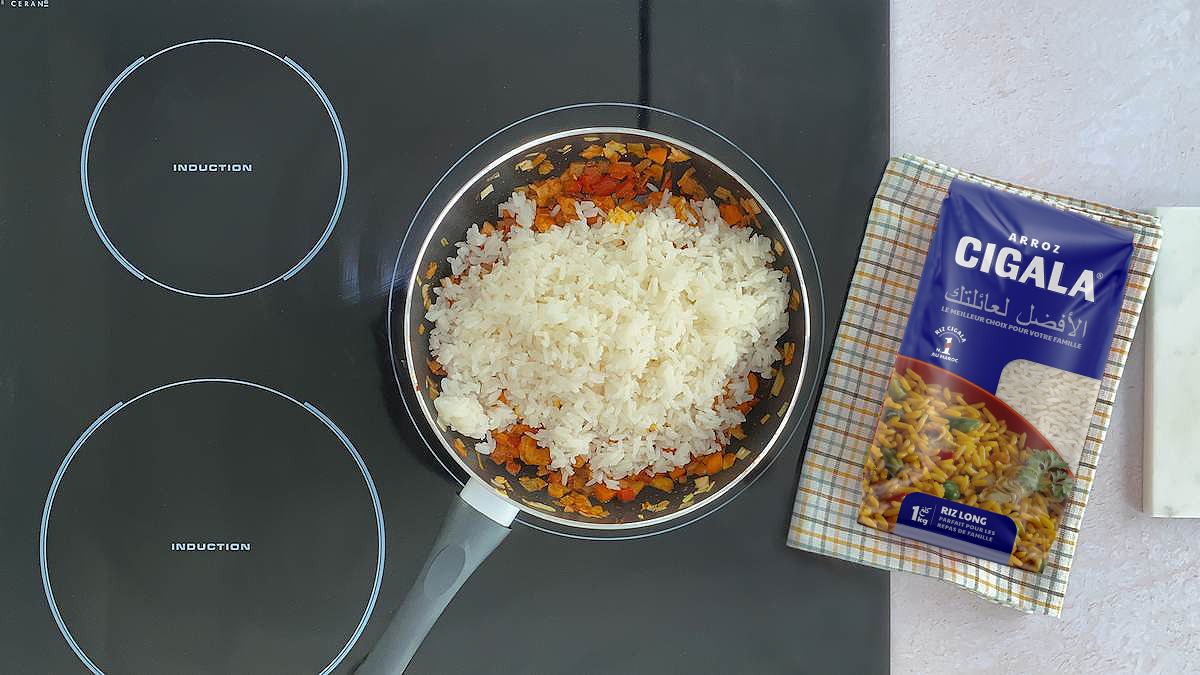 Photo libre de droit de Riz Jaune Indonésien Servi Avec Des Œufs Des  Vermicelles De La Sauce Chili Frite Aux Pommes De Terre Où Le Riz Jaune Est  Un Menu De Petitdéjeuner