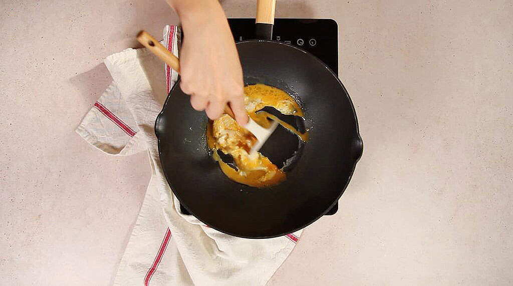 Riz chinois fait maison: Préparer l’omelette