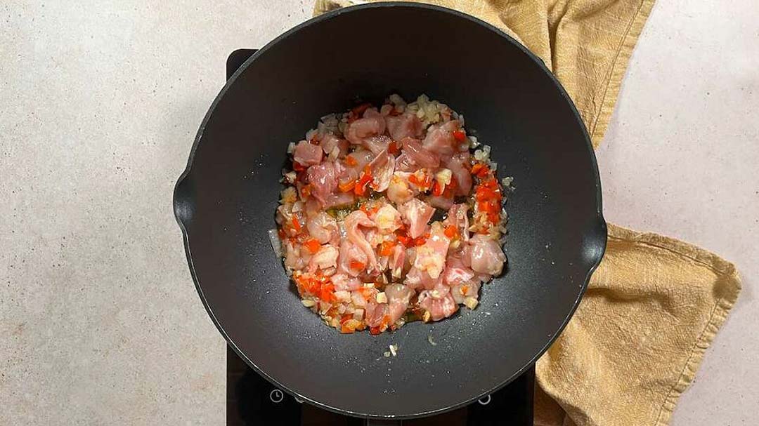 الأرز الأندونيسي: طبخ المكونات