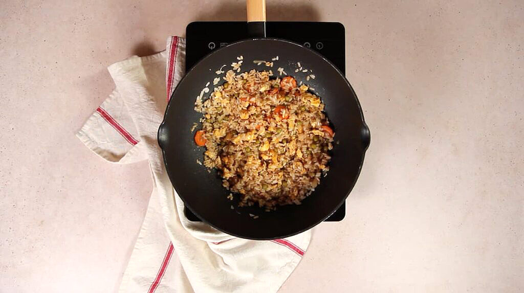 Riz chinois fait maison: Ajouter le riz et l’omelette