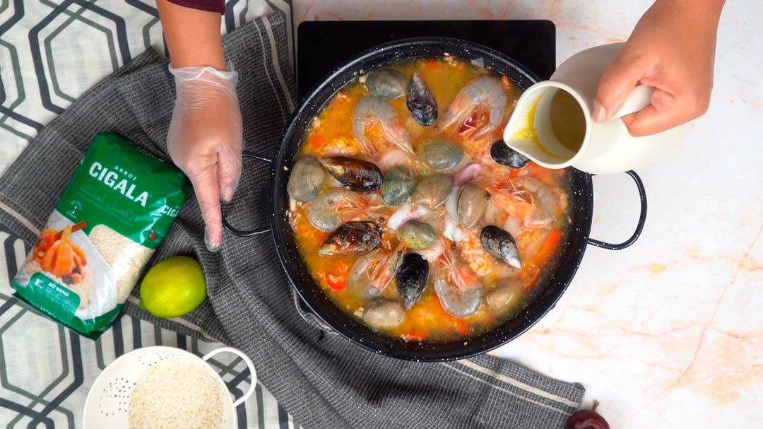 paella fruits de mer : Ajouter le bouillon