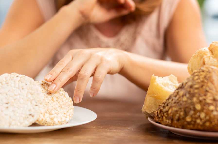 choix de manger des galettes de riz soufflé pour un régime sans gluten au lieu du pain