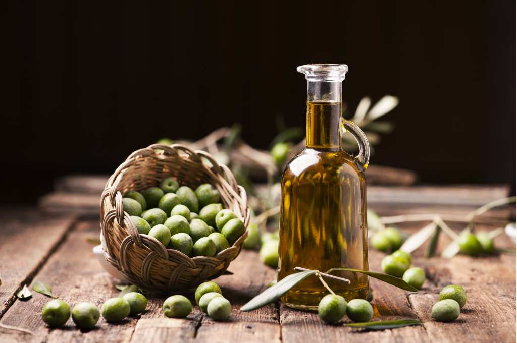 زيت الزيتون من أهم العناصر huile d'olive et olives vertes
