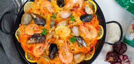 présentation d'un Paella de fruits de mer avec l'emballage du riz arroz cigala rond