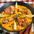 Paella valencienne présenté avec l'emballage du riz rond arroz cigala