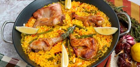 Paella valencienne présenté avec l'emballage du riz rond arroz cigala