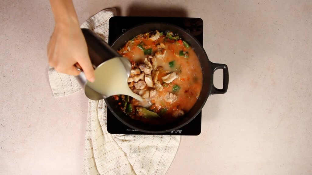 riz à la casserole :Incorporer le poulet et le bouillon