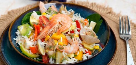 Plat de Salade de riz exotique réalisé avec du riz arroz cigala, de l'ananas de la mangue, des crevettes, des palourdes et des légumes