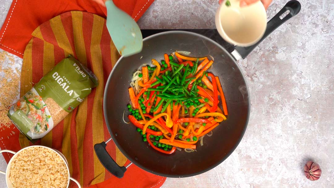 Recette Riz sauté aux légumes : Sautage dans la poêle