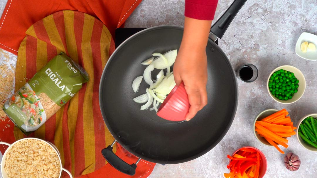 Recette Riz sauté aux légumes : Sautage des oignons