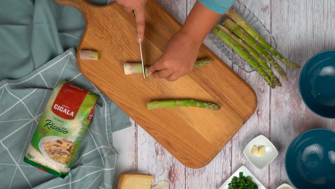 risotto asparagi e gamberetti: Préparation des asperges
