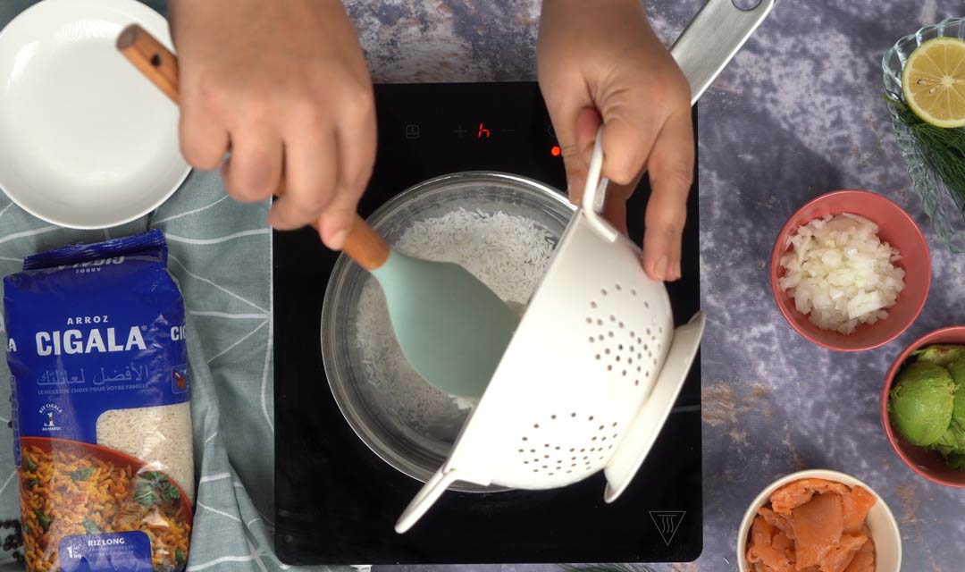 تارتار الأرز السلمون الأفوكادو: طبخ الأرز