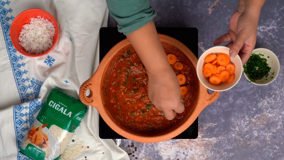 tajine de boulettes de sardines: Préparation de la sauce tomate