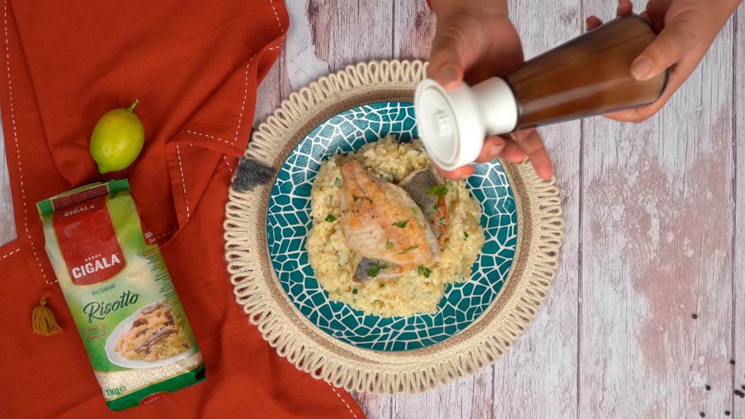 risotto al pesce persico: Finalisation et assaisonnement