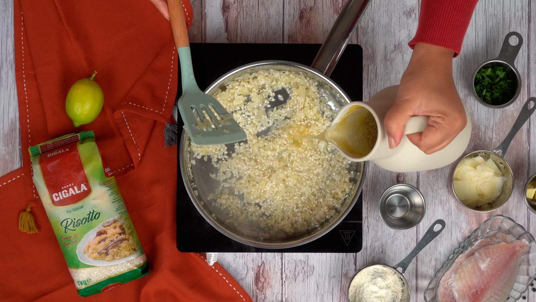 risotto al pesce persico: Ajout du bouillon et mélange