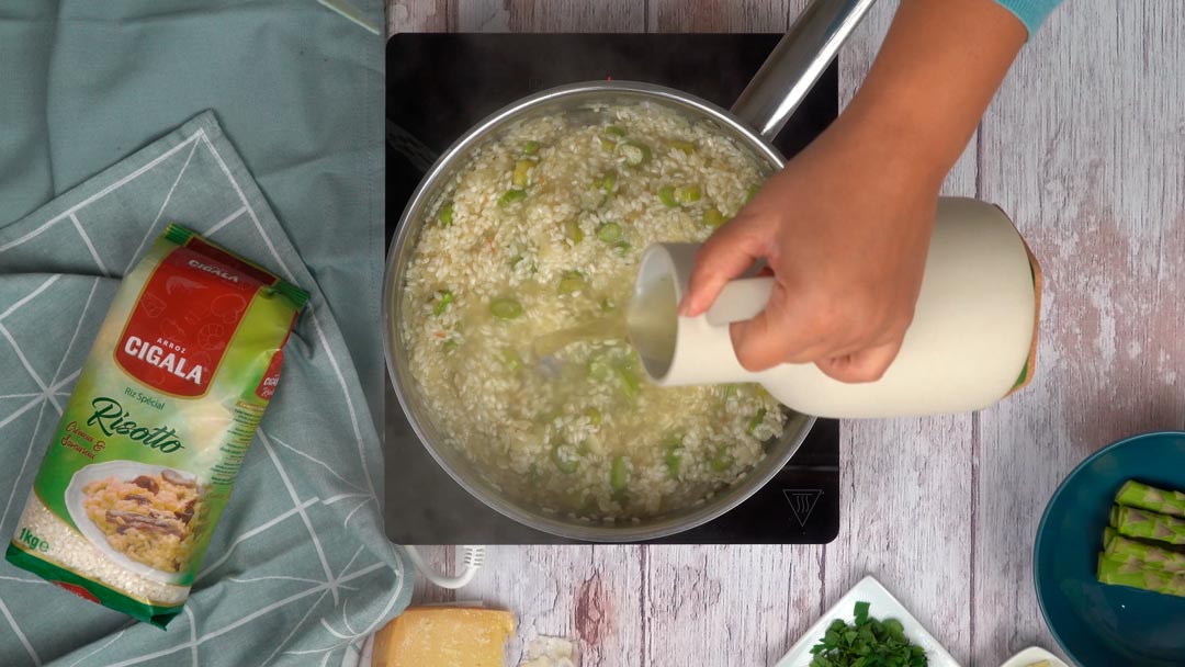 risotto asparagi e gamberetti: Ajout du bouillon