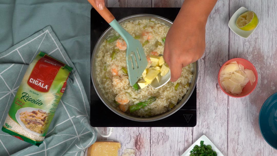 risotto asparagi e gamberetti: Cuisson des asperges et des crevettes