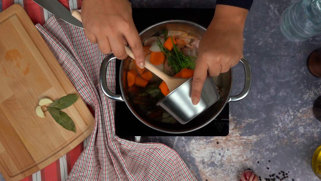 bouillon de poisson pour paella: Ajout de légumes et d'épices