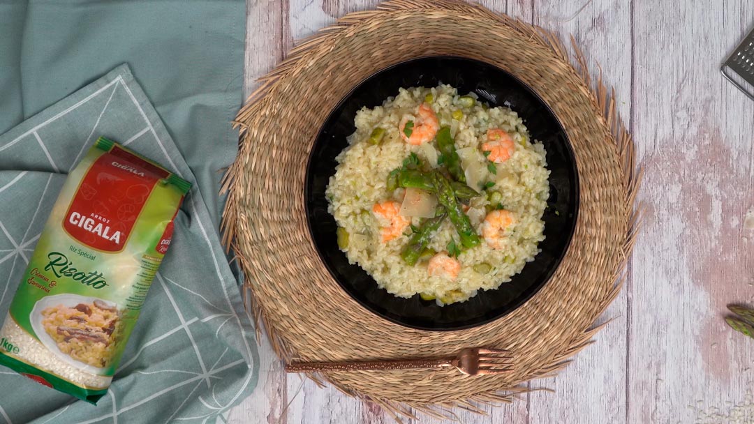 risotto asparagi e gamberetti: Assaisonnement et service