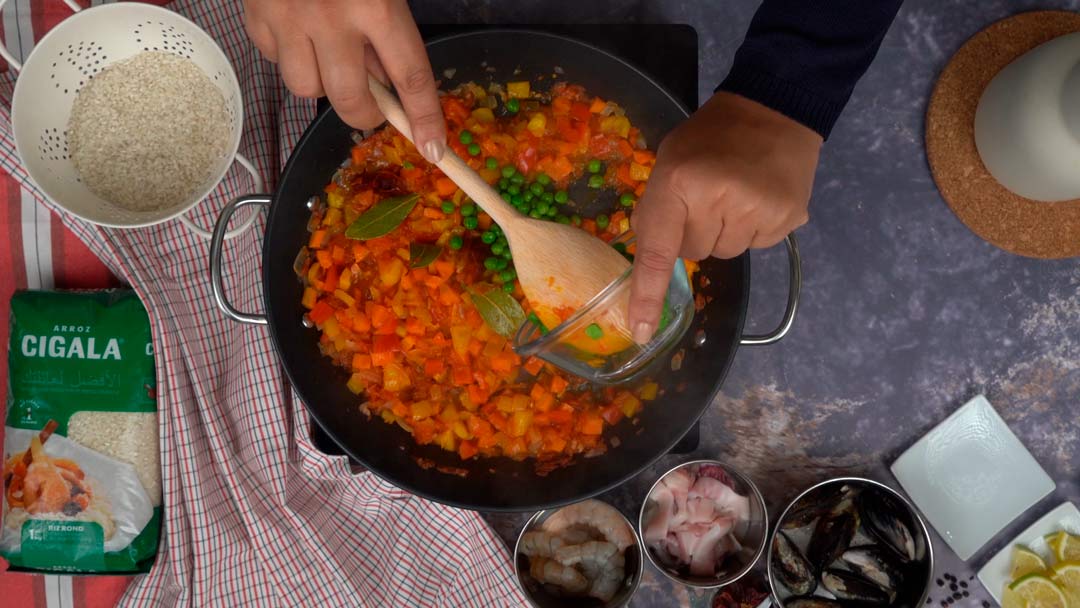 paella marocaine: Ajout des légumes et des épices