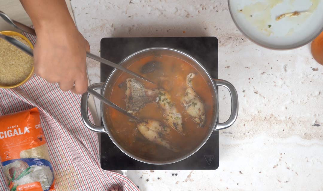 Riz au Poisson Sénégalais: Cuisson du poisson dans le bouillon