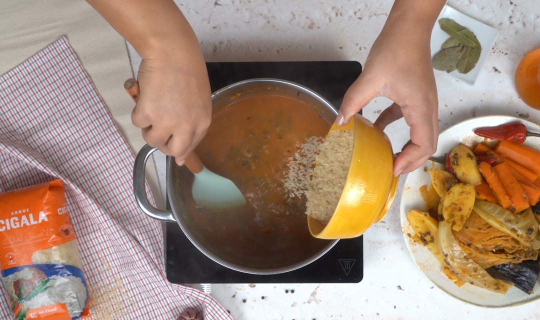 Riz au Poisson Sénégalais: Cuisson du poisson dans le bouillon