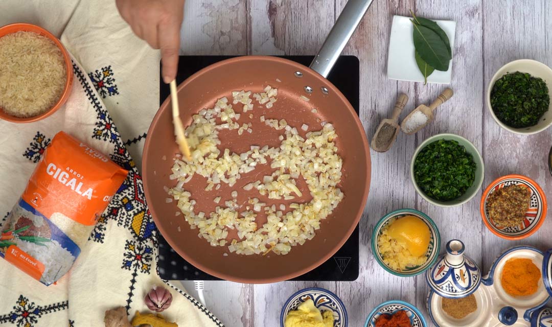 Poulet farcis au riz: Cuisson des oignons