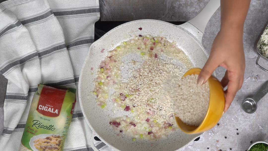 risotto sans parmesan: Faire revenir l'oignon