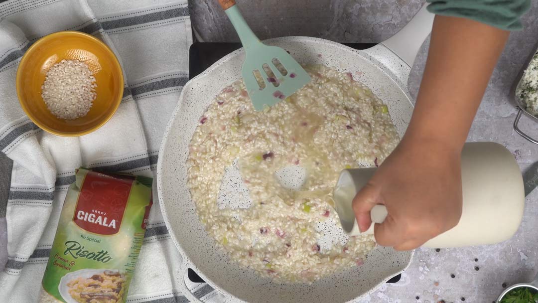 risotto sans parmesan: Incorporer le bouillon petit à petit