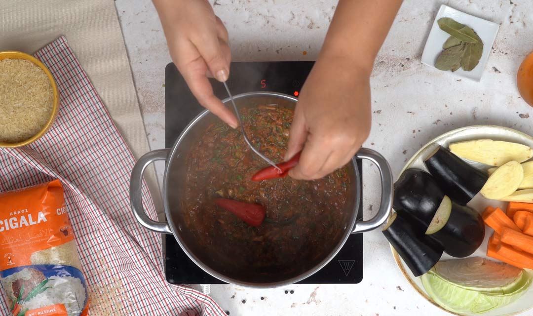 Riz au Poisson Sénégalais: Cuisson de la sauce