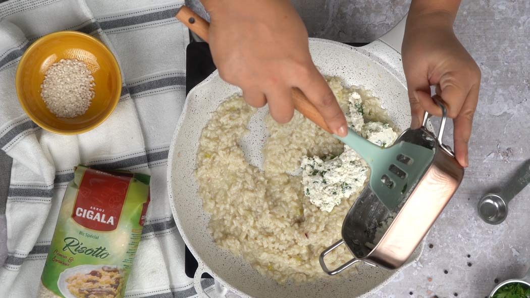 risotto sans parmesan: Incorporer le bouillon petit à petit