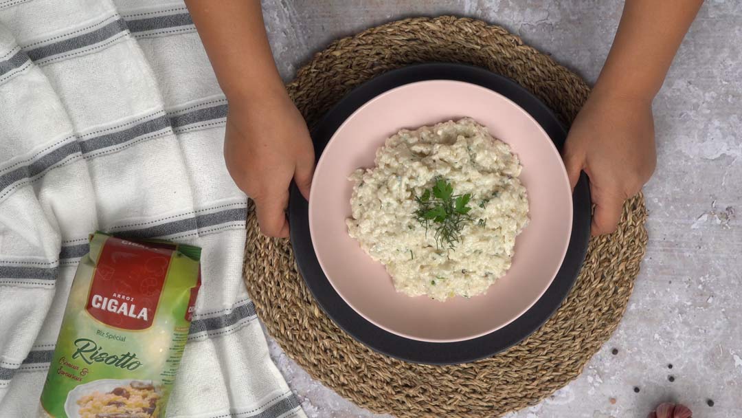 risotto sans parmesan: Incorporer le bouillon petit à petit