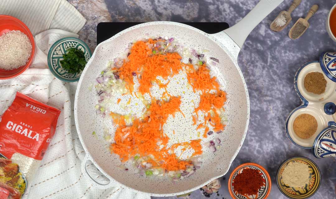 الأرز باللحم المفروم: طهي البصل والجزر 