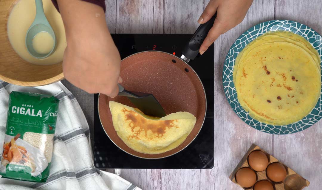 crepe farine de riz :Retournement de la crêpe