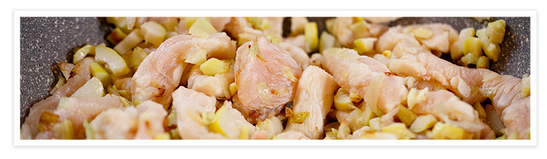 الريزوتو بالدجاج : إضافة الدجاج للبصل المحمر