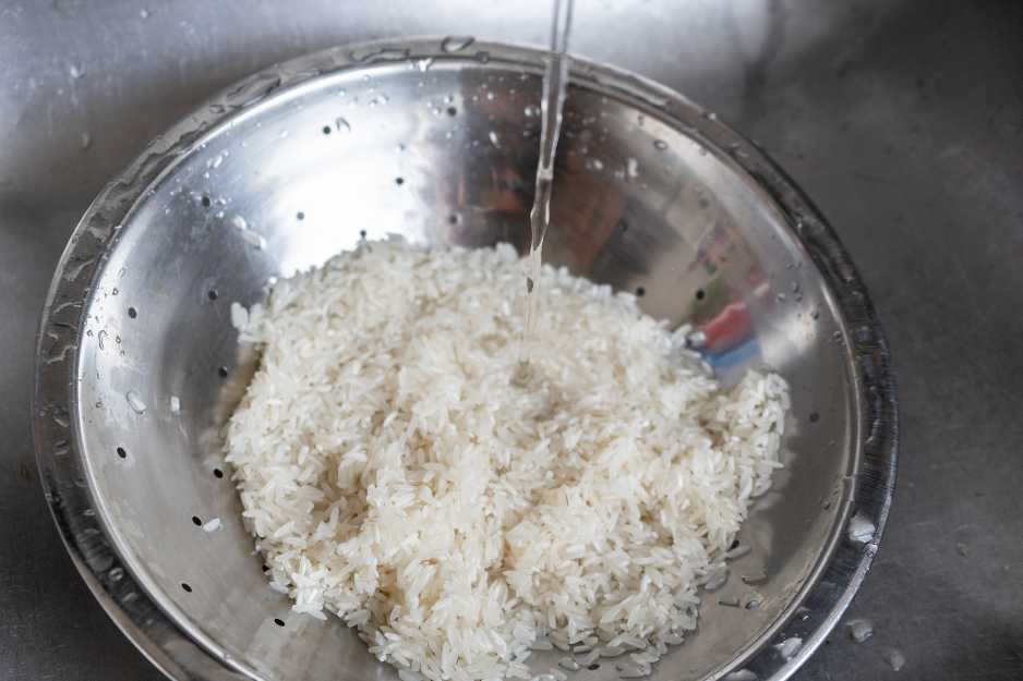 غسل الأرز وعلاقته بالسعرات الحرارية في الأرز المطبوخ