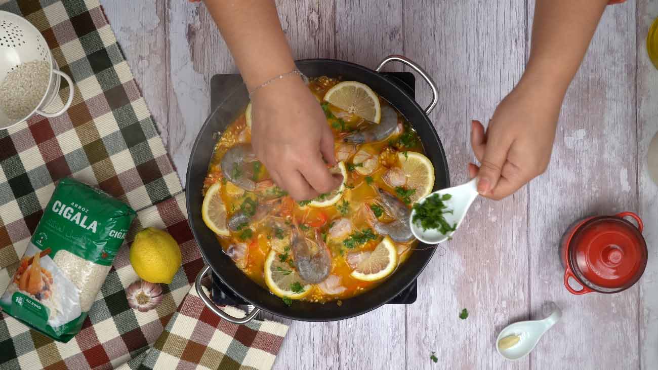 paella di pesce: Ajout de citron et de persil