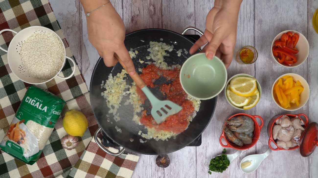 paella di pesce: Ajout de tomates