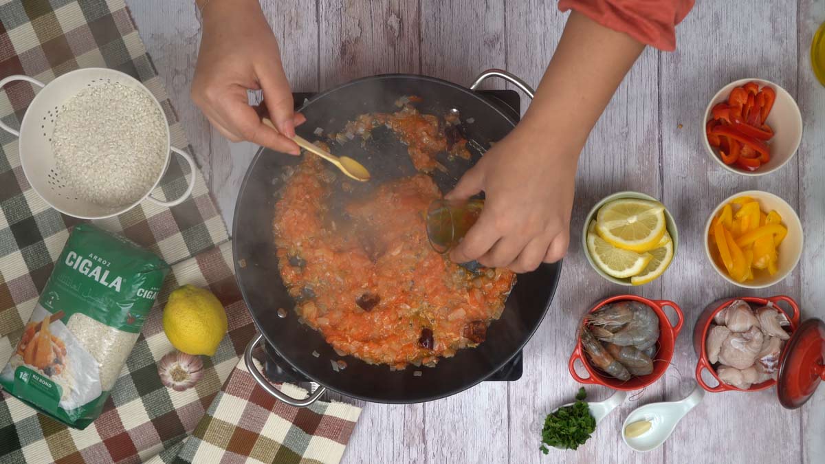 paella di pesce: Trempage du safran