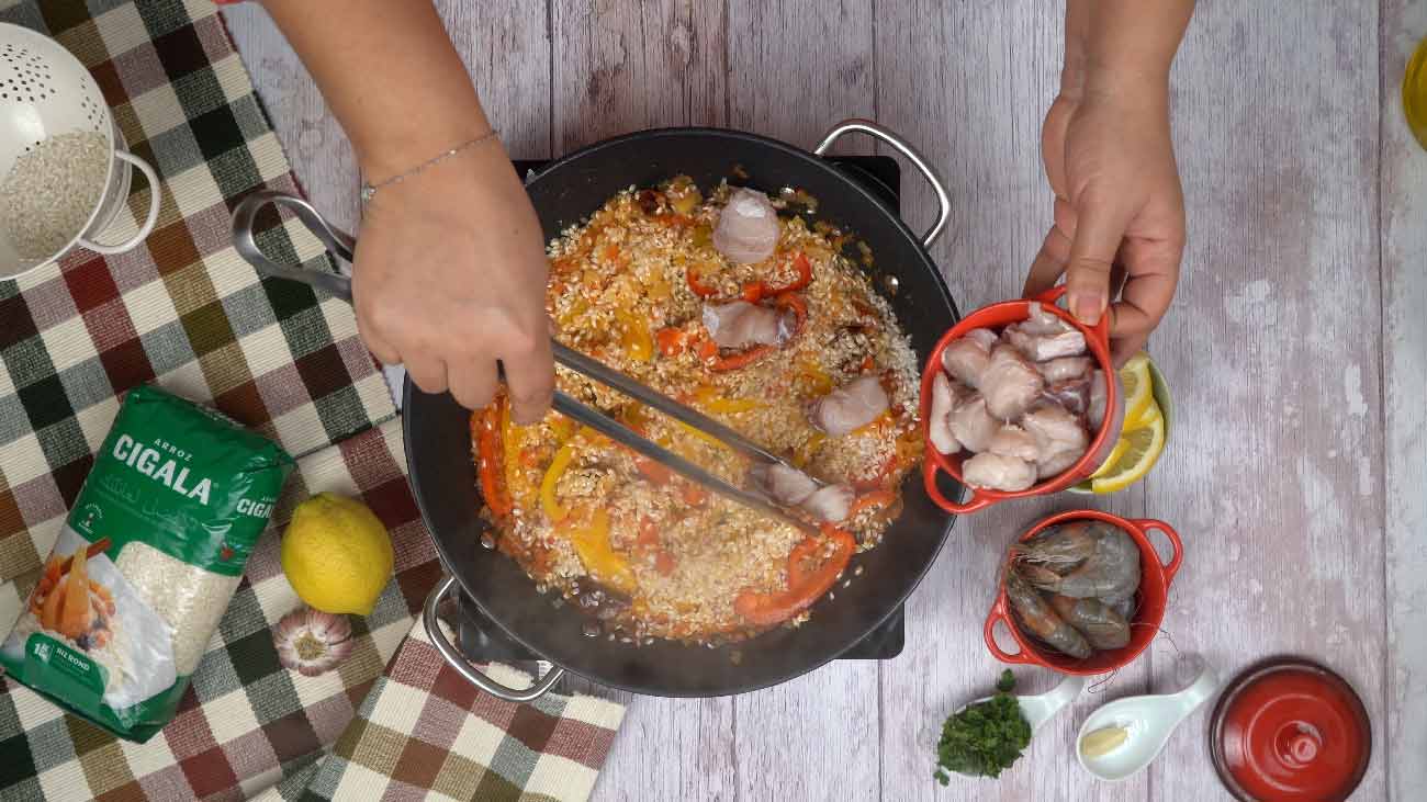 paella di pesce: Ajout de poisson